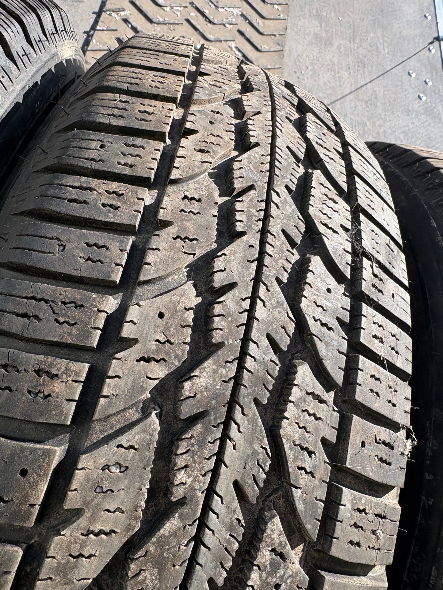 4 pneus d hiver 235/55r17 firestone dn bon état