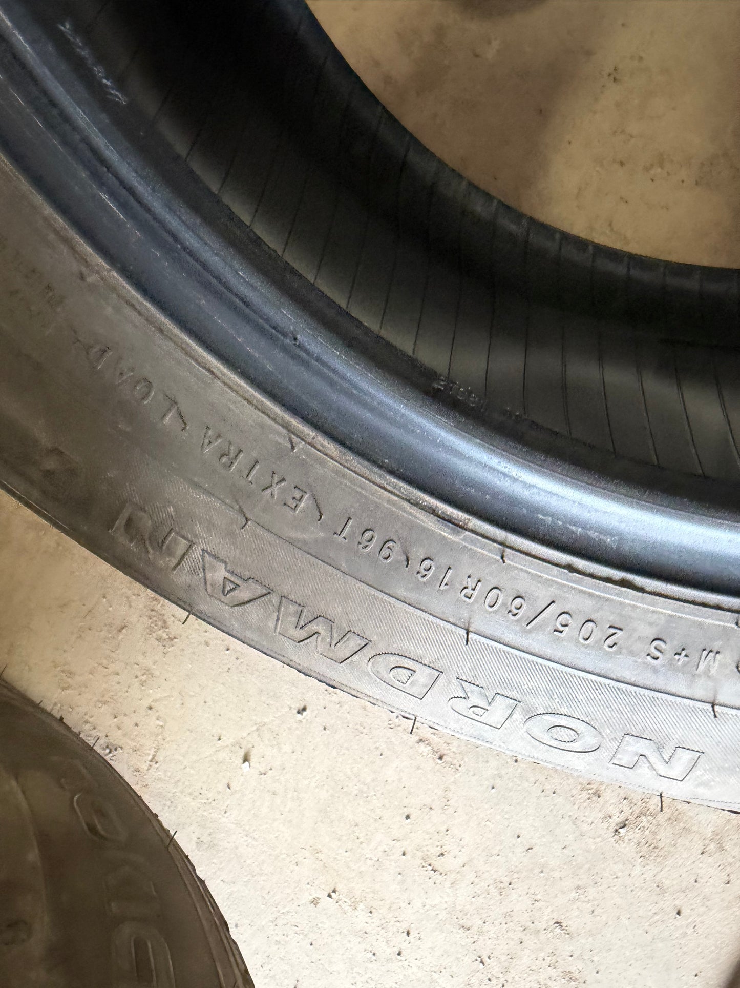4 pneus d hiver 205/60r16 nokian a l etat neuf