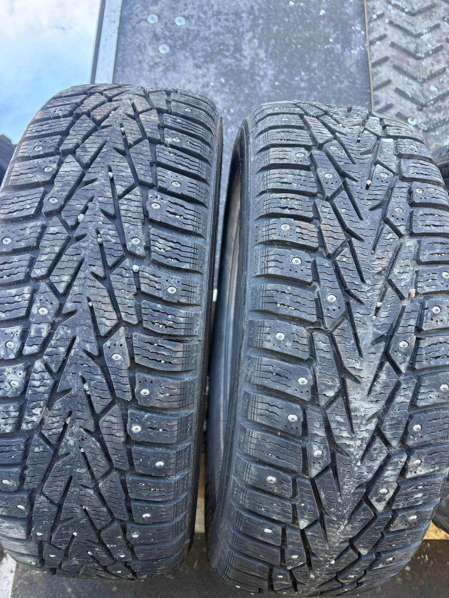 2 pneus d hiver 195/65r15 nokian a clous en bon etat