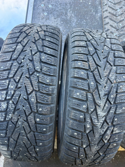 2 pneus d hiver 195/65r15 nokian a clous en bon etat