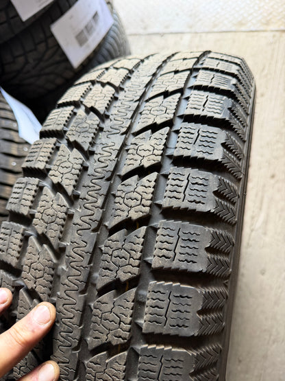 1 pneu d hiver 215/65r16 toyo en bon état