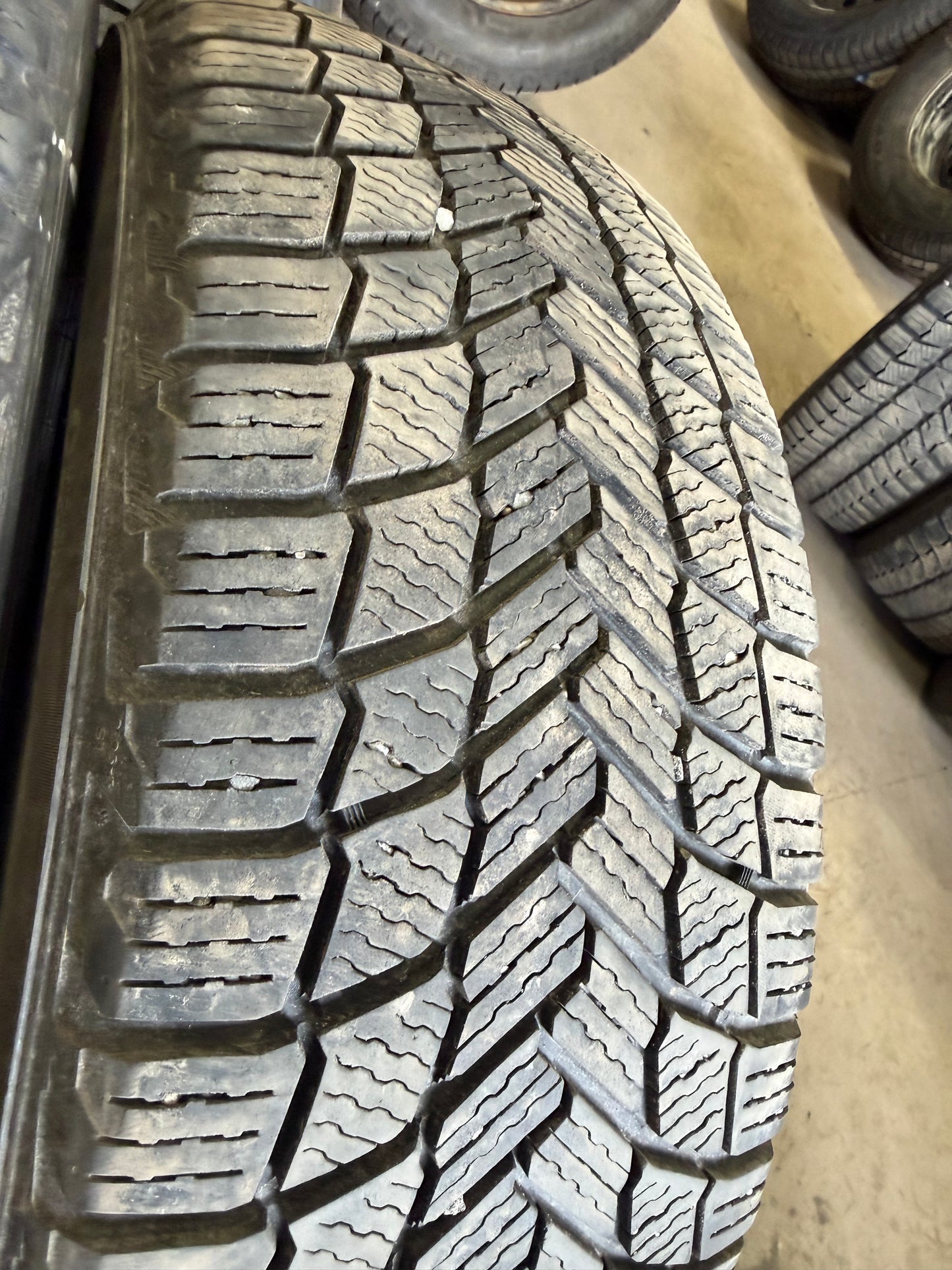 4 pneus d hiver 225/55r17 michelin en bon état