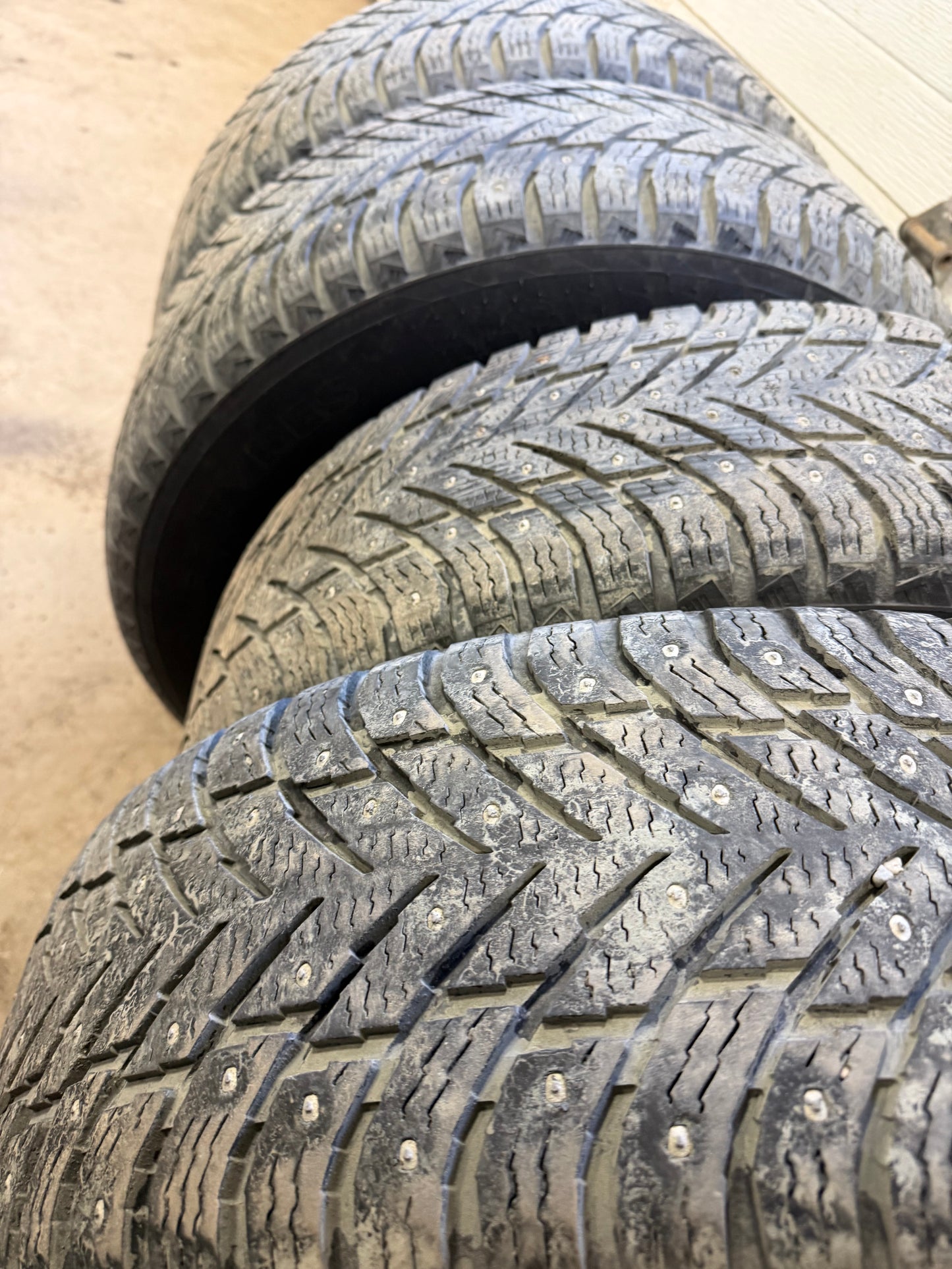 4 pneus d hiver 245/65r17 nokian a clou en tres bon état