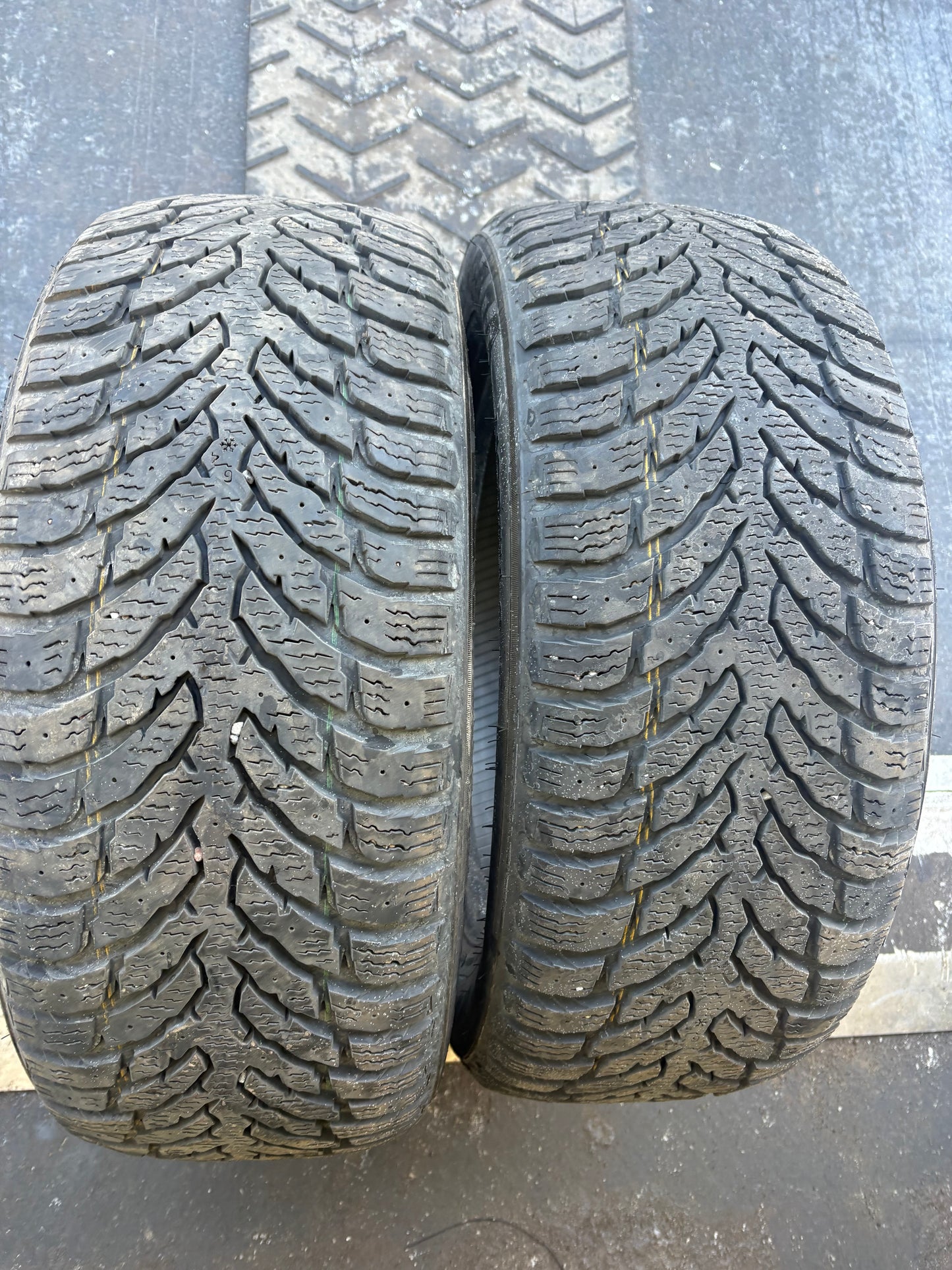 2 pneus d hiver 215/55r16 nokian en tres bon état