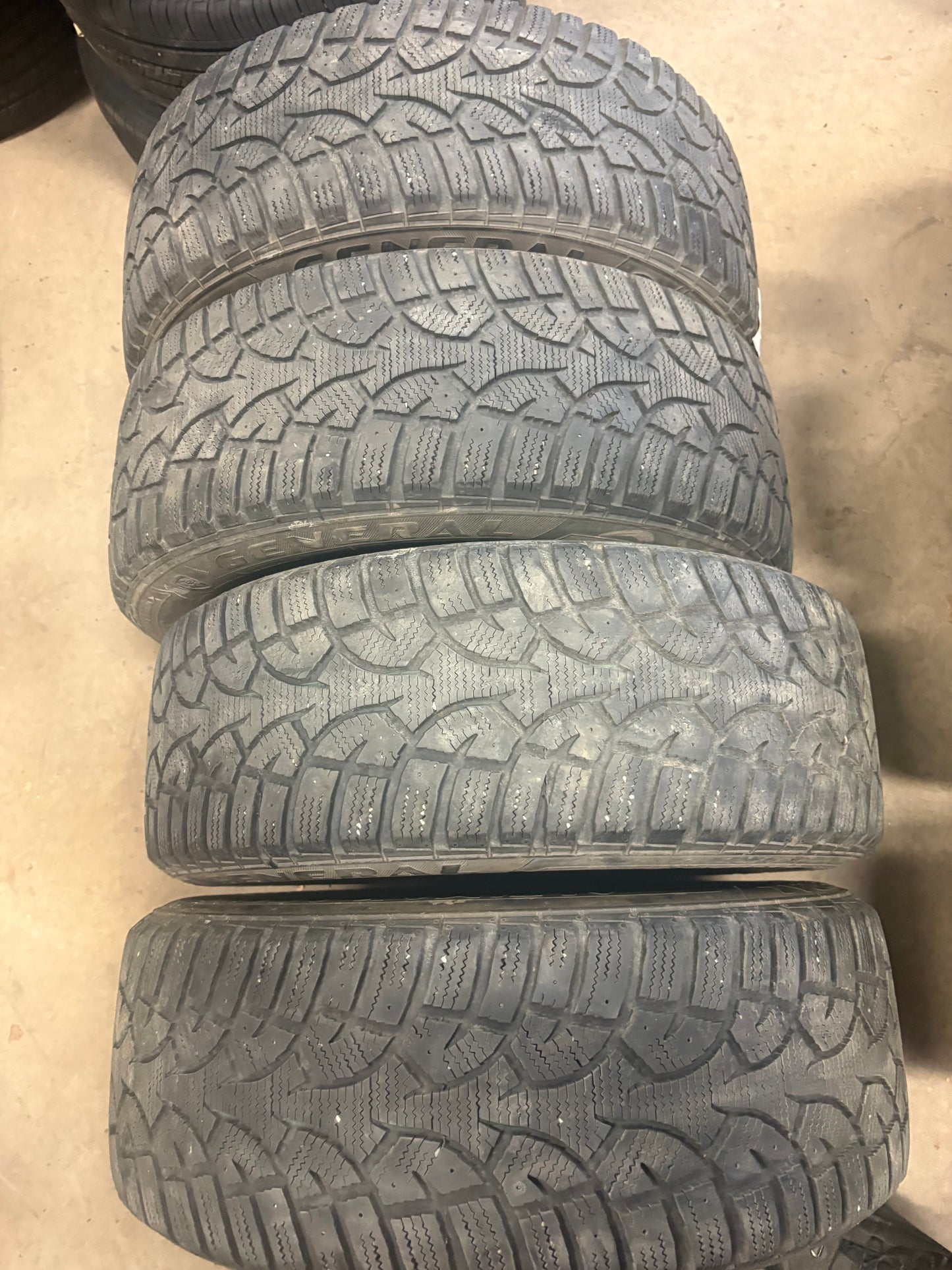 4 pneus d hiver 205/55r16 general en bon etat