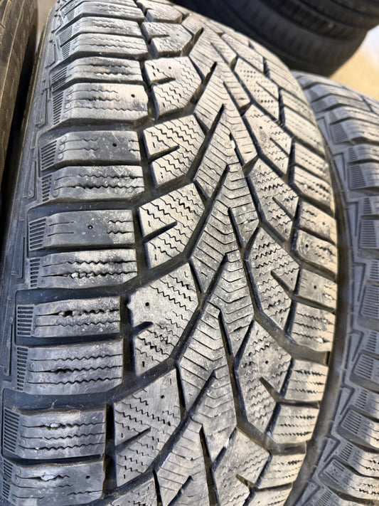 4 pneus d hiver 205/60r16 general en tres bon état
