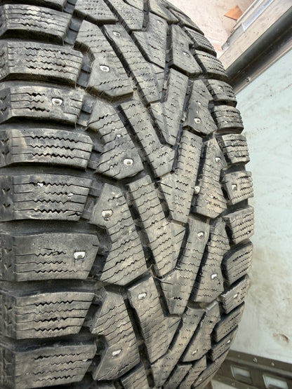4 pneus d hiver 235/55r17 pirelli a clous en bon état