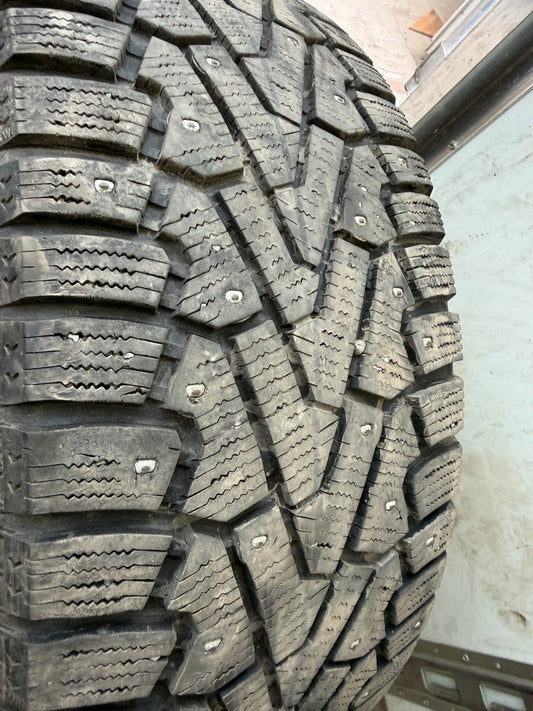 4 pneus d hiver 235/55r17 pirelli a clous en bon état