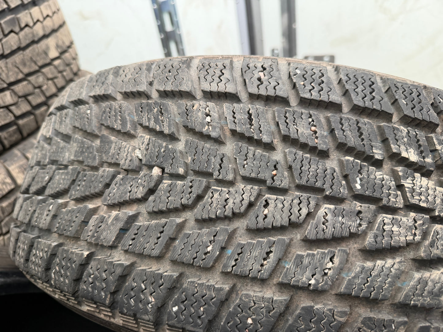 4 pneus d hiver 225/60r17 toyo a l état neuf