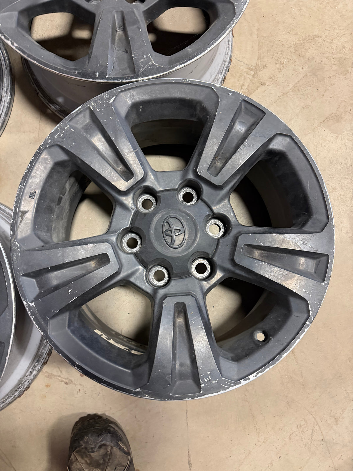 4 mags toyota 17 pouces 6x139.7 en tres bon état