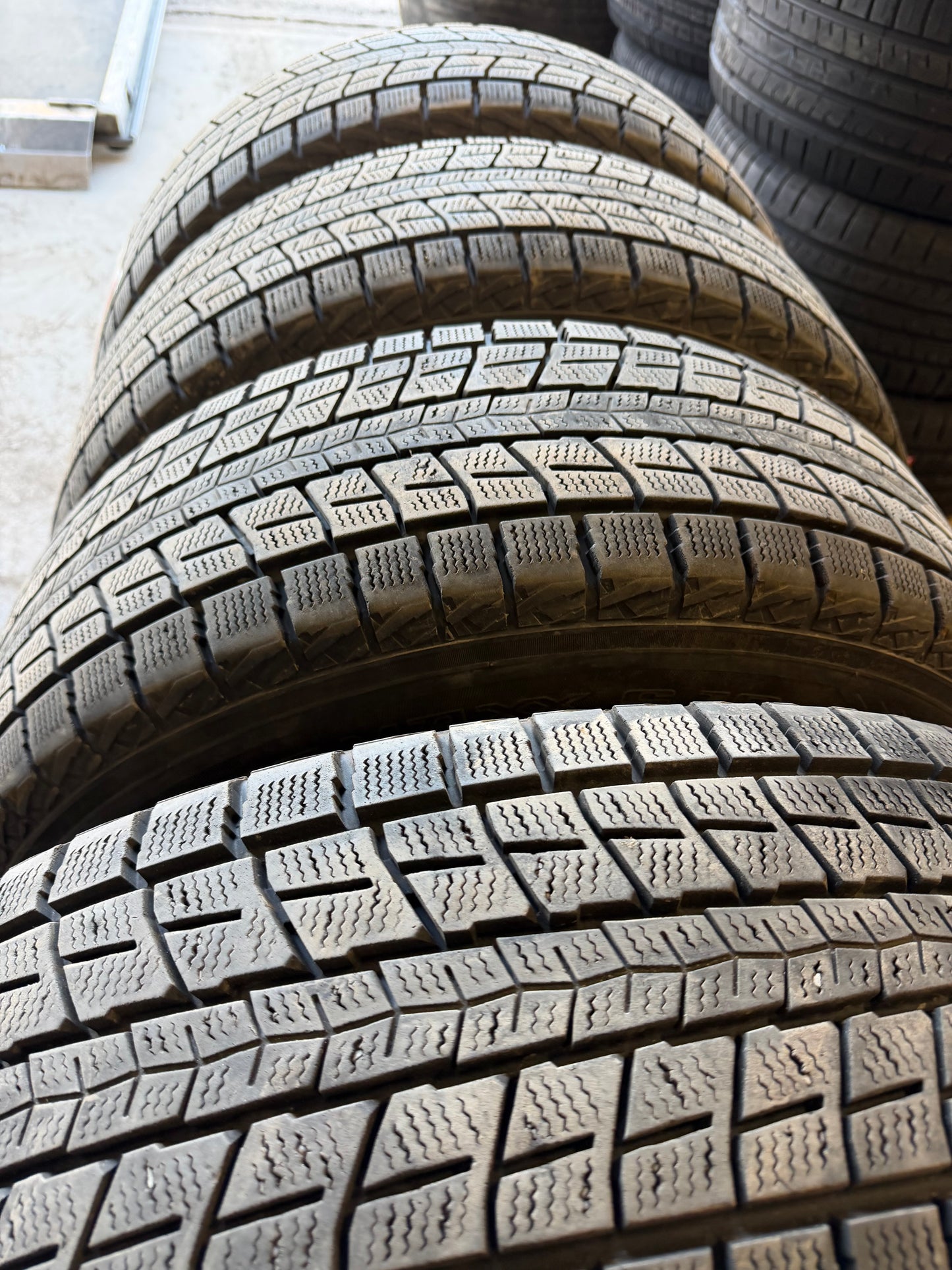 4 pneus d hiver 235/65r17 dunlop en tres bon etat