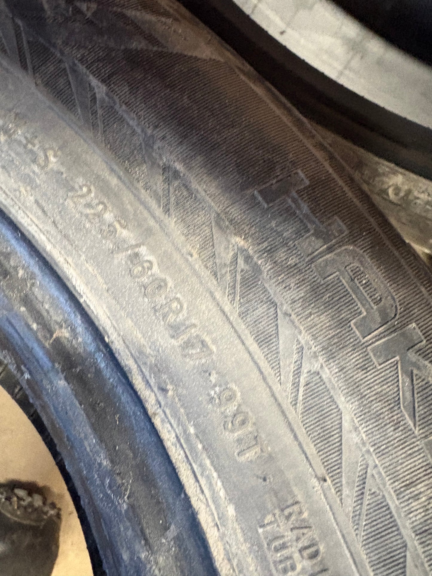 2 pneus d hiver 225/60r17 nokian en tres bon état