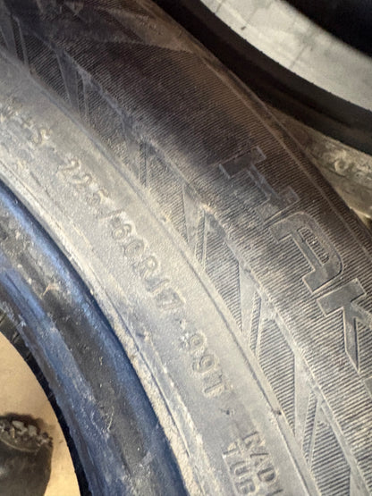 2 pneus d hiver 225/60r17 nokian en tres bon état
