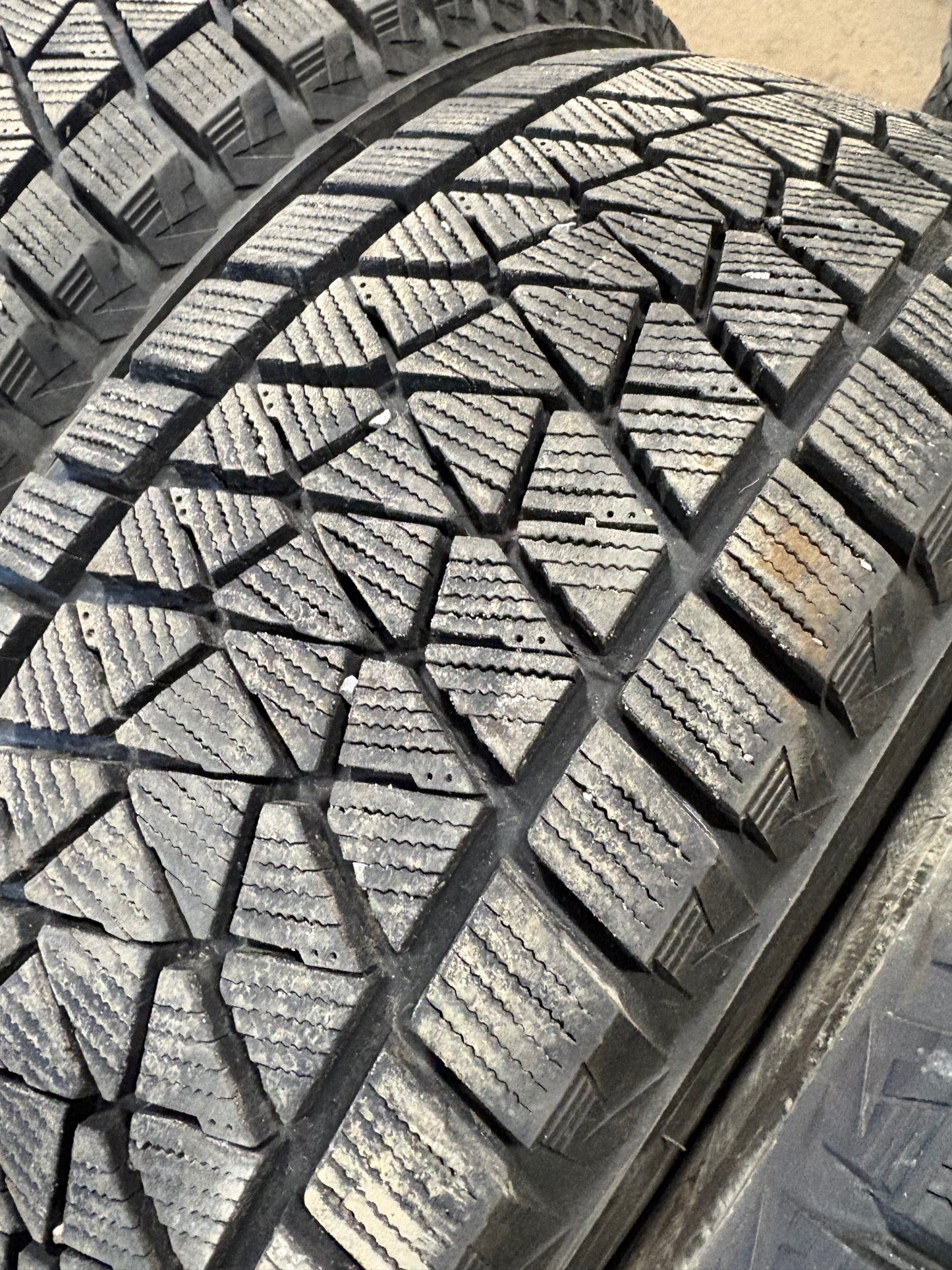 4 pneus d hiver 225/60r17 Bridgestone a l etat neuf