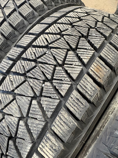 4 pneus d hiver 225/60r17 Bridgestone a l etat neuf